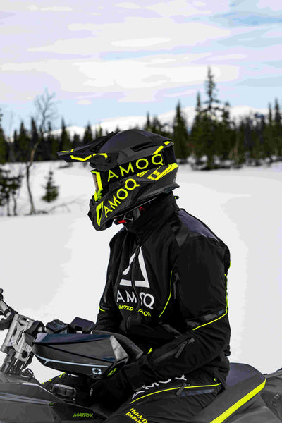 AMOQ Caliber V2 skoterjacka i användning