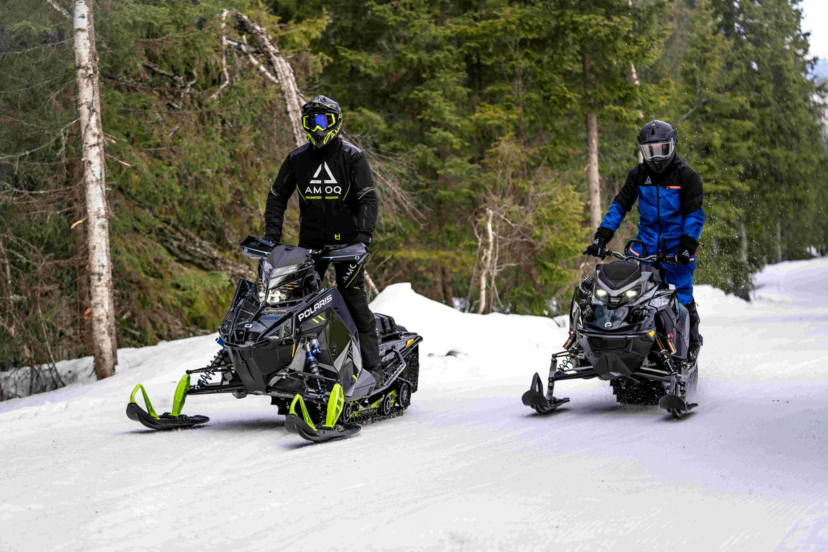 AMOQ Caliber V2 skoterjacka på snöskoter